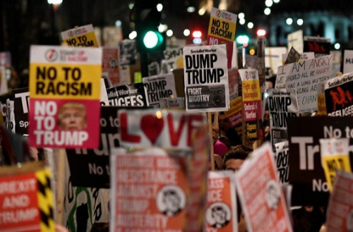 圖為1月30日在英國，數以千計的人走上倫敦街頭，抗議特朗普的移民禁令。