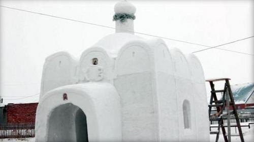 俄西伯利亞男子用積雪為村子建造“雪教堂”（圖）