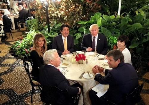 安倍和特朗普10日在白宮會談後，同乘“空軍一號”前往佛羅裏達州的棕櫚灘馬阿拉哥莊園做客。