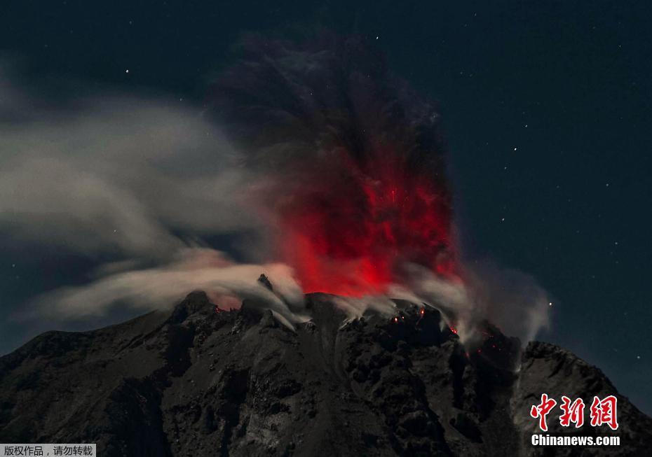 印尼錫納朋火山活動頻繁 持續噴發紅色岩漿