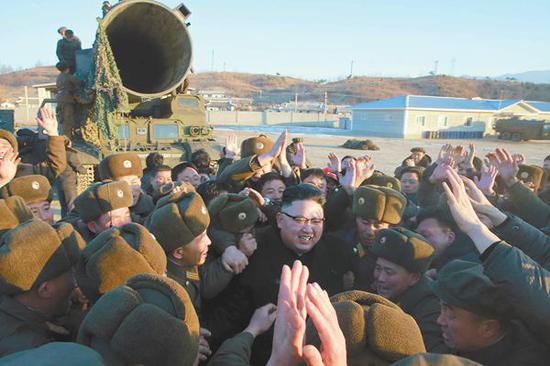 朝鮮中央電視臺13日公佈了朝鮮發射中遠端彈道導彈“北極星-2”型的準備畫面以及發射時的現場畫面，朝鮮最高領導人金正恩視察現場。