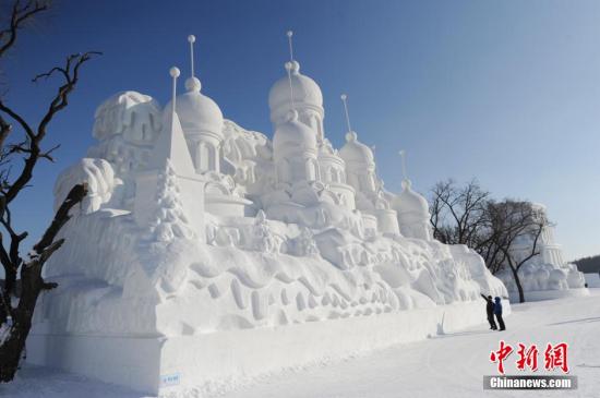 1月4日,2016中國長春冰雪旅遊節在長春“凈月雪世界”內開幕,200余座雪雕集中亮相。“凈月雪世界”總佔地面積56萬平方米,總用雪量15萬立方米,200余座各類雪雕為遊客營造了一個壯觀的冰雪童話世界。<a target='_blank' href='http://www.chinanews.com/'><p  align=