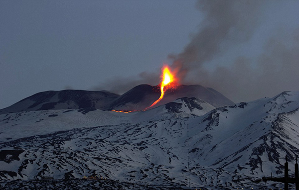 义大利埃特纳火山休眠两年再度喷发照亮夜空