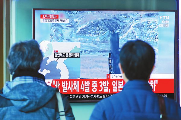  6日，在韓國首爾火車站，人們在觀看韓媒播出的朝鮮發射彈道導彈的電視新聞。