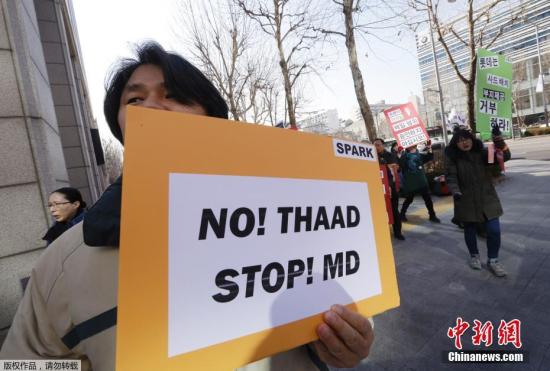韓國首爾,韓國民眾在國防部外舉行集會抗議部署“薩德”。
