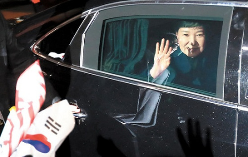 3月12日，樸槿惠離開青瓦臺時，向支援者揮手。