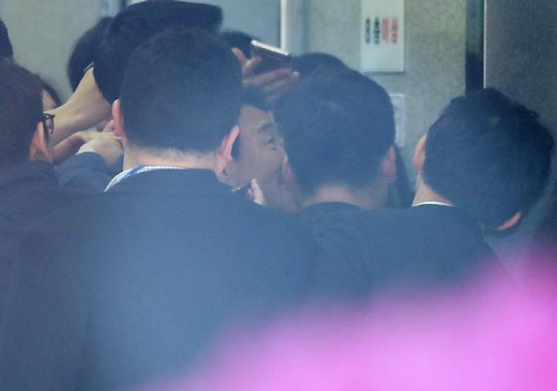 SK集團supex追求協會議長金昌根16日上午抵達首爾中央地方檢察院。 [圖片來源：韓聯社]