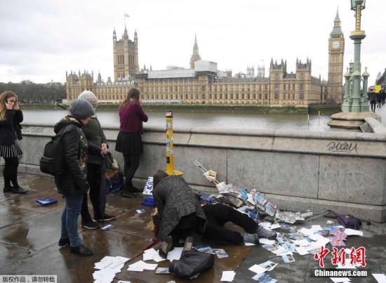 當地時間3月22日下午，英國議會大廈外發生襲擊事件。現場受傷民眾傷情嚴重，圍觀者自發對傷員展開救援。2