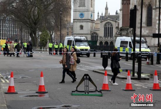 當地時間3月23日上午,英國議會大廈周邊仍處於封鎖狀態,警察在附近街道拉上警戒線,不允許車輛、行人進入。3月22日,英國議會大廈外發生恐怖襲擊事件,造成5人死亡、40余人受傷。 <a target='_blank' href='http://www.chinanews.com/'><p  align=