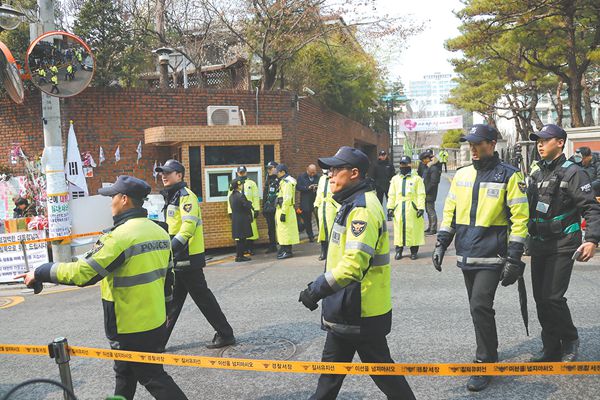 韓國警方27日在樸槿惠私宅外加強警衛。