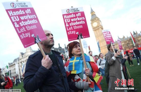 當地時間2017年3月13日,英國倫敦,民眾在國會大廈前聚集示威。英國議會上院投票通過“脫歐”法案,這為英國正式啟動“脫歐”掃清了法律障礙。英國首相在獲得英國女王授權後,即可啟動“脫歐”。