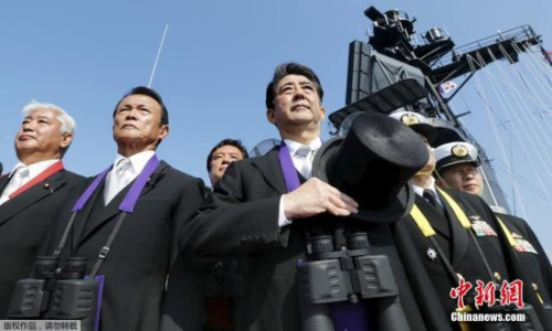 資料圖：日本首相安倍晉三檢閱自衛隊。