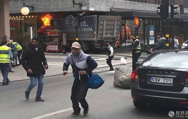 瑞典警方4月7日稱，一輛卡車當天衝入首都斯德哥爾摩市中心人群撞進百貨公司，造成人員受傷。瑞典警方説至少三人死亡，另有多人受傷。另據鳳凰衛視報道，現場還有人開槍。