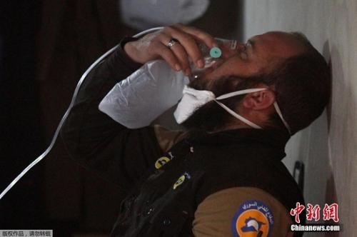 敘利亞西北部城鎮4月4日遭到疑似化學武器攻擊。圖為受傷人員正在吸氧。