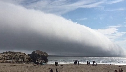 美加州海灘被雲霧籠罩 網友稱如世界末日