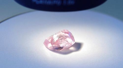 俄鑽石公司發現罕見粉紅巨鑽 27.85克拉近無雜質