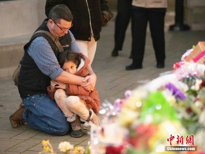 當地時間1月27日，民眾在美國加利福尼亞州半月灣市舉行的守夜活動中悼念槍擊事件遇難者。1月23日下午，半月灣市發生槍擊事件，造成7人死亡、1人受傷。<a target='_blank' href='/'><p  align=