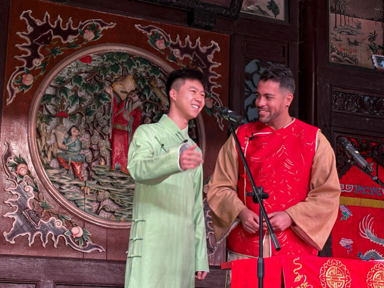 資訊有故事丨會講天津話 用西班牙語説相聲 這位老外向世界介紹中國