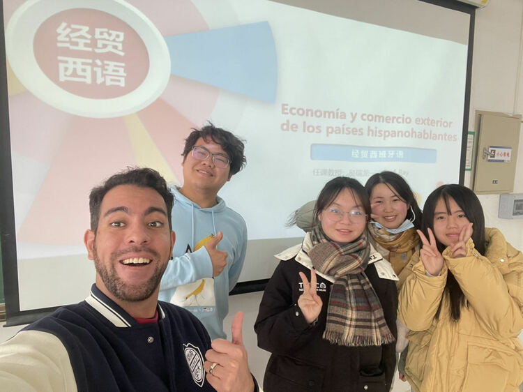 資訊有故事丨會講天津話 用西班牙語説相聲 這位老外向世界介紹中國