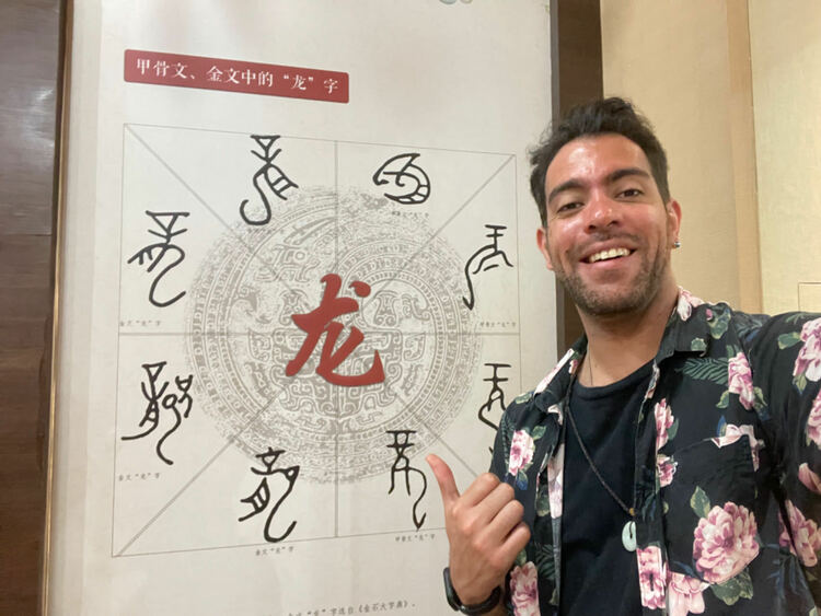 資訊有故事丨會講天津話 用西班牙語説相聲 這位老外向世界介紹中國