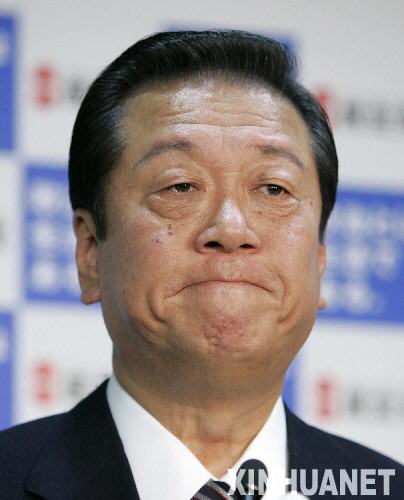  11月4日，日本最大的在野黨民主黨代表小澤一郎在位於東京的民主黨總部召開的緊急記者會上講話。小澤一郎在記者會上説，由於他與日本首相、執政的自民黨總裁福田康夫的會談引起政治混亂，他決定辭職，並已向民主黨幹事長鳩山由紀夫提交辭呈。 新華社/路透