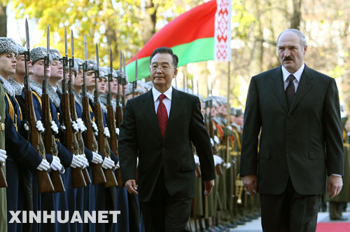 11月5日，國務院總理溫家寶在明斯克同白俄羅斯總統盧卡申科舉行會談。這是會談前，盧卡申科在總統府前廣場為溫家寶總理來訪舉行隆重歡迎儀式。 新華社記者 黃敬文攝