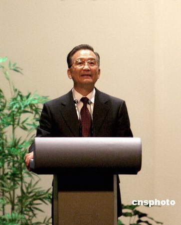 相關報道圖：中國國務院總理溫家寶十九日在新加坡國立大學發演講。中新社發 周群 攝