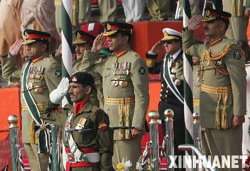 11月28日，在巴基斯坦拉瓦爾品第舉行的交接儀式上，巴基斯坦總統、陸軍參謀長穆沙拉伕（左一）與繼任陸軍參謀長基亞尼（中排左二）出席交接儀式。當天，穆沙拉伕向基亞尼移交軍隊指揮權。 新華社記者 李敬臣 攝