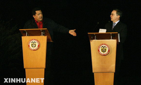 11月28日，委內瑞拉總統查韋斯宣佈，在哥倫比亞總統烏裏韋在位期間，他不會與烏裏韋本人及哥倫比亞政府保持任何關係。這是2007年8月31日查韋斯（左）訪問哥倫比亞期間在波哥大與烏裏韋舉行記者招待會的資料照片。新華社發
