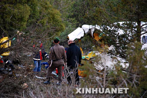 11月30日，救援人員在土耳其南部伊斯帕爾塔省一個村莊附近的墜機現場搜救。伊斯帕爾塔省省長烏宗11月30日宣佈，土耳其一架當天早些時候失蹤的客機已經在該省的一個村莊附近墜毀，機上49名乘客和7名機組人員全部遇難。