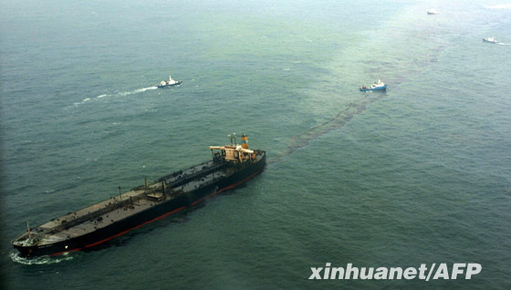 這是12月7日在韓國泰安郡附近海域拍攝的發生原油泄漏事故的油輪。當日，這艘在香港註冊的油輪在韓國忠清南道泰安郡西北約6海裏的海域與一艘韓國船舶相撞，目前已造成1050萬升原油泄漏，周圍至少15平方公里的海域受到污染。 新華社/法新