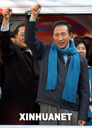 11月27日，韓國大國家黨總統候選人李明博（前右）在大田舉行競選活動。當天，韓國第17屆總統選舉競選活動正式拉開帷幕。12名候選人將參加定於12月19日舉行的總統選舉。