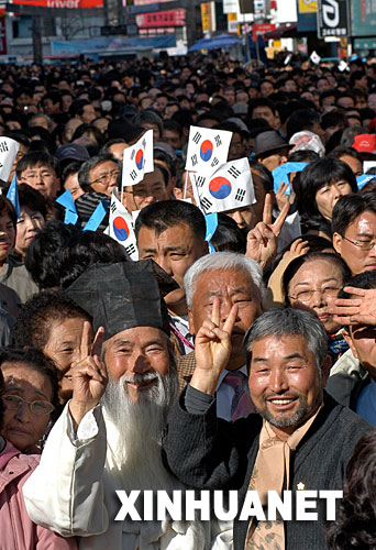 11月27日，韓國大國家黨總統候選人李明博的支援者在大田參加其競選活動。當天，韓國第17屆總統選舉競選活動正式拉開帷幕。12名候選人將參加定於12月19日舉行的總統選舉。