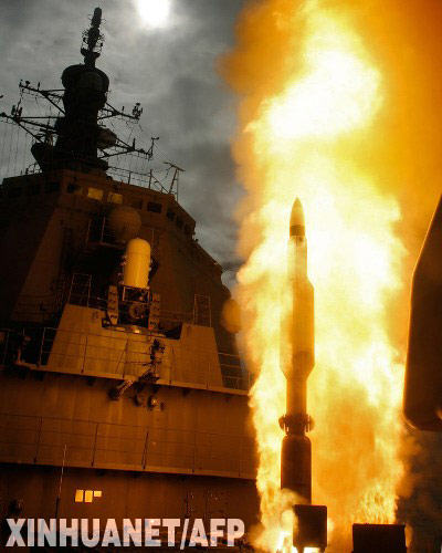 12月18日（東京時間），日本海上自衛隊“金剛”號宙斯盾艦在美國夏威夷考愛島附近海域發射海基攔截導彈。日本防衛省18日宣佈，“金剛”號宙斯盾艦當天上午在夏威夷考愛島附近海域成功試射了標準-3型（SM-3）海基攔截導彈，並擊中假設為敵方彈道導彈的模擬導彈。據報道，這是除美國以外的國家首次試射海基攔截導彈。這次成功標誌著日本導彈防禦系統又向前推進了一步。 新華社/法新