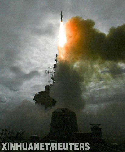 12月18日（東京時間），日本海上自衛隊“金剛”號宙斯盾艦在美國夏威夷考愛島附近海域發射海基攔截導彈。日本防衛省18日宣佈，“金剛”號宙斯盾艦當天上午在夏威夷考愛島附近海域成功試射了標準-3型（SM-3）海基攔截導彈，並擊中假設為敵方彈道導彈的模擬導彈。據報道，這是除美國以外的國家首次試射海基攔截導彈。這次成功標誌著日本導彈防禦系統又向前推進了一步。 新華社/路透