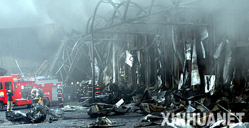 1月7日，消防員在韓國京畿道利川市的爆炸現場救援。利川市一冷凍倉庫當天發生爆炸並引發火災，造成至少6人死亡，另有27人失蹤。