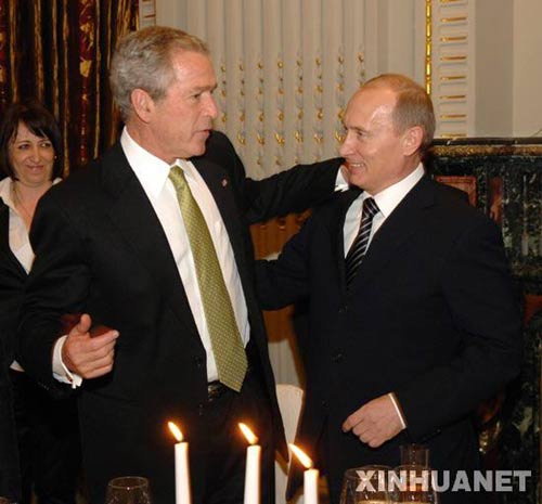 4月3日，美國總統布希(左)在羅馬尼亞布加勒斯特與俄羅斯總統普京交談。當天，布希和普京出席羅馬尼亞總統伯塞斯庫為前來參加北約峰會的政要舉行的晚宴。 新華社/羅新社