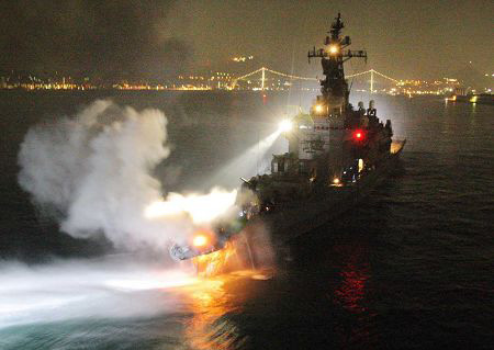 日本驅逐艦“鞍馬”號昨日被撞後起火。
