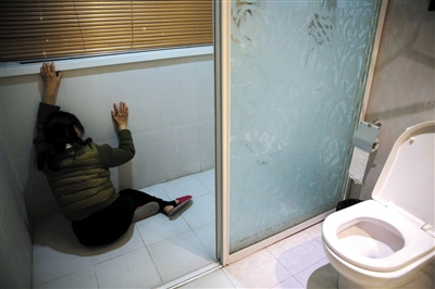 2015年3月7日，廣州，劉霆生殖系統改造術完成當天，陸永敏突然情緒失控哭倒在廁所裏。