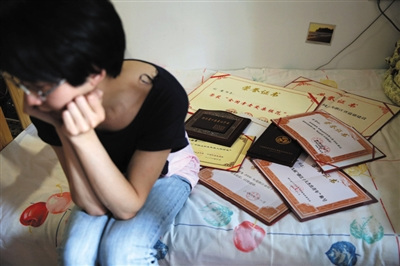 2014年5月22日，浙江臨安的家中，劉霆面對一堆證書顯得無奈。