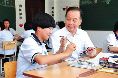 2014年5月28日，溫家寶在六道河中學觀摩地理課，和學生交流。