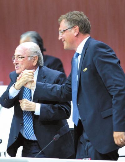 國際足聯大會上，布拉特與瓦爾克右握手。新華社發