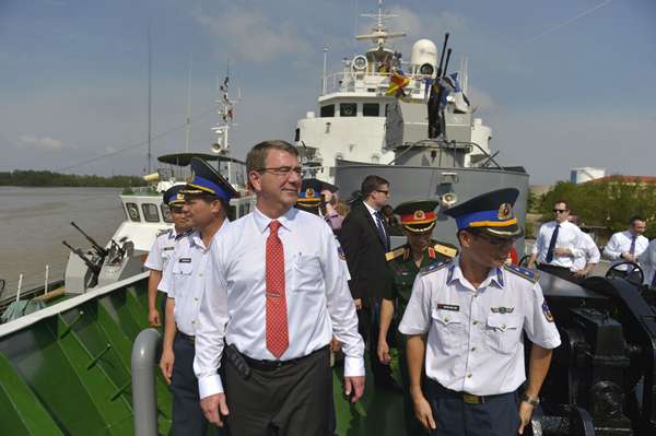 資料圖：美防長登與中國衝突越南海警船。