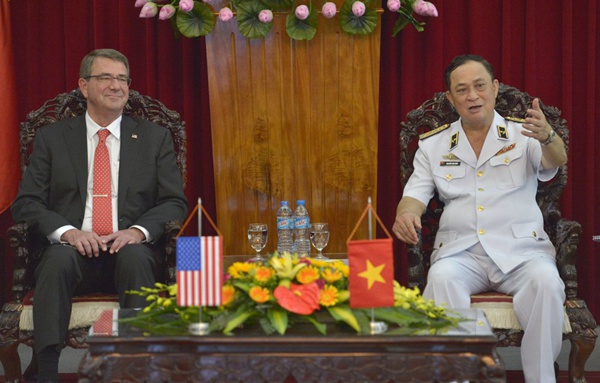 資料圖：越南海軍官員與美國國防部長卡特會談。