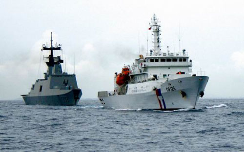 資料圖：臺灣海軍“康定”級護衛艦與海巡船出動護漁。