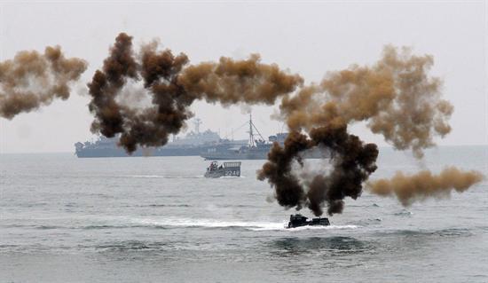 資料圖：臺灣海軍搶灘登陸戰車釋放干擾彈。