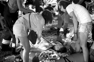 6月27日，未受傷的民眾照顧受傷遊客。