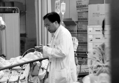 28日，臺大醫院新竹分院醫生為一名受傷的大陸學生做檢查。