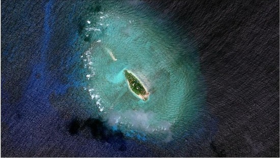 中國軍機探查南海被佔島礁:機場擴大 導彈架豎起