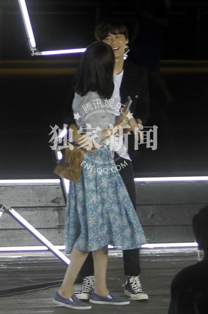 刘恺威快来看!李易峰杨幂拥抱自拍甜蜜爆棚(图